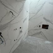 Instalación en baño Coverlam Estatuario